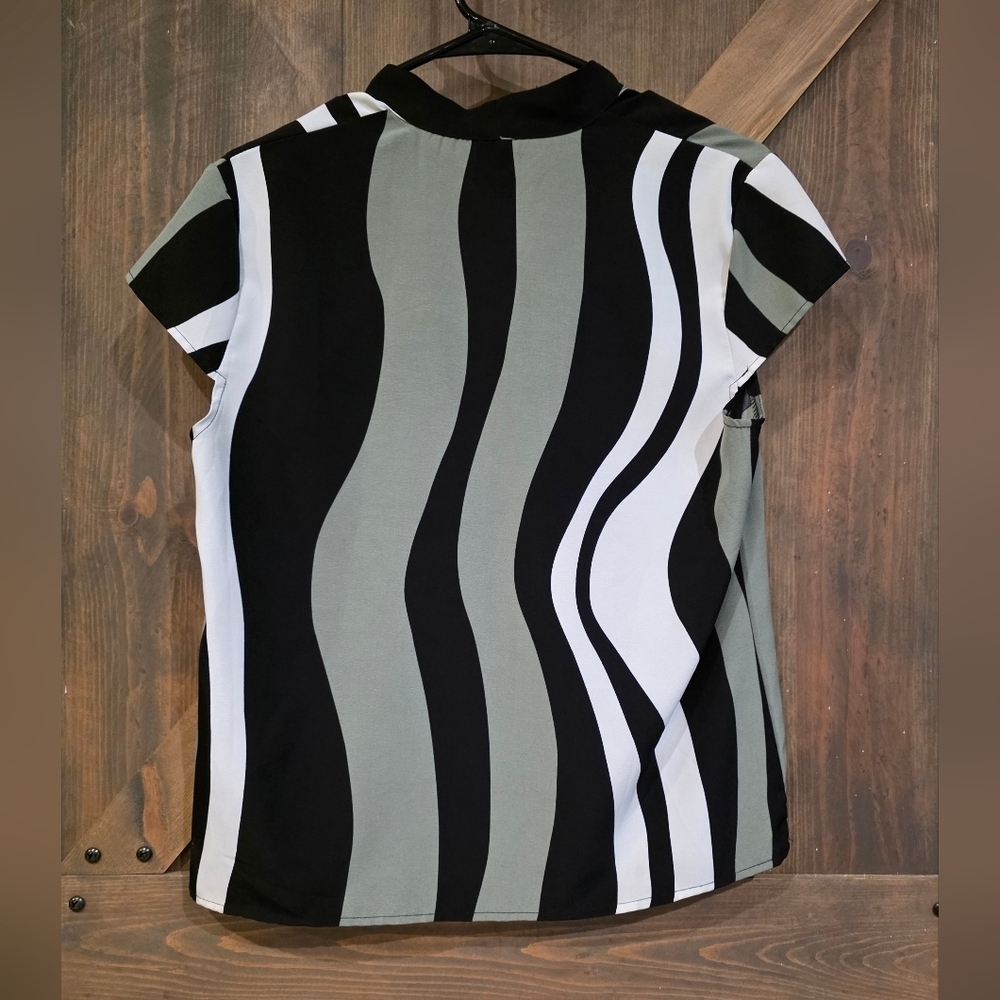 SHEIN Green and Black Wave Pattern Blouse Size Medium - Picture 4 of 4